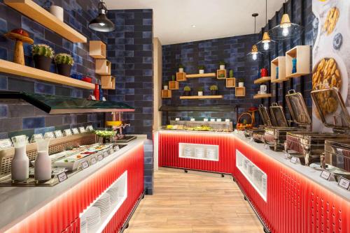 迪拜La Quinta by Wyndham Dubai Jumeirah的一间设有红色柜台的快餐店