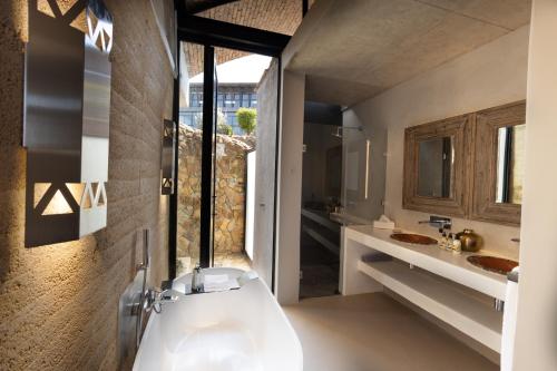 格拉斯科普Angels View Hotel的浴室配有白色浴缸和2个盥洗盆