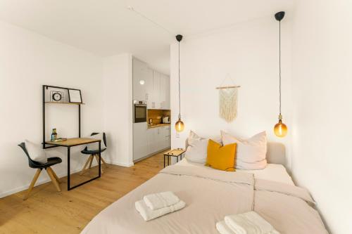 奥尔登堡Modernes Apartment im Kaiserkiez的一间卧室配有一张大床和一张书桌