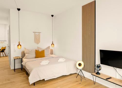 奥尔登堡Modernes Apartment im Kaiserkiez的一间带大床和电视的卧室