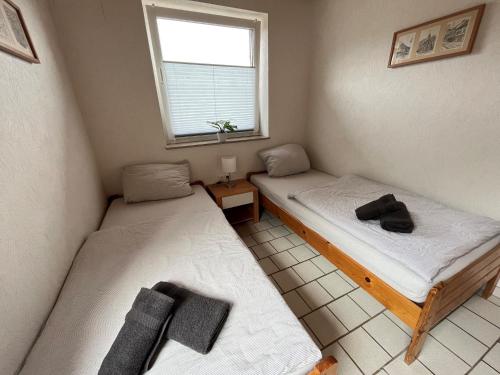 KreuzauAppartementhaus Schlagstein App3的带窗户的客房内设有两张单人床。