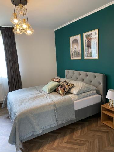 奥斯威辛Lu Residence - Unique Apartments的一间卧室配有一张蓝色墙壁的床