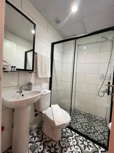 安塔利亚Beta GuestHouse的浴室配有卫生间、盥洗盆和淋浴。