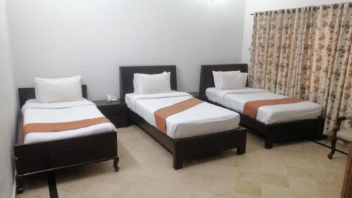 伊斯兰堡Capri Residency的配有两张床的客房