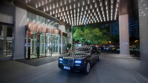 义乌义乌锦都酒店的停在大楼前的一辆黑色汽车