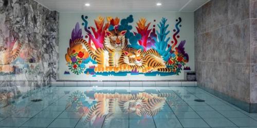 横滨普朗姆酒店的游泳池里两只猫的画