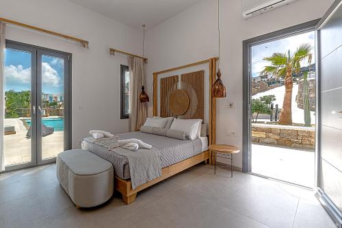 克洛瓦斯Le Palme Mykonos的一间卧室配有一张床,享有游泳池的景色