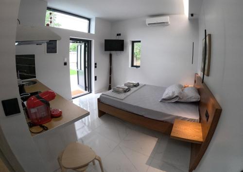 帕拉塔蒙Elia Studio的一间小卧室,配有床和窗户