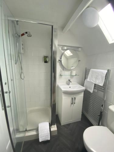 法尔茅斯柯莱特旅馆的带淋浴、盥洗盆和卫生间的浴室