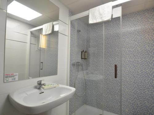 普拉亚登博萨阿尔兰扎公寓- 仅限成人的一间带水槽和玻璃门淋浴的浴室