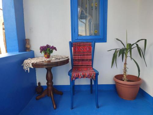 穆里吉奥尔Casa Traditionala Clisciova的蓝色和白色的客房配有桌子和椅子