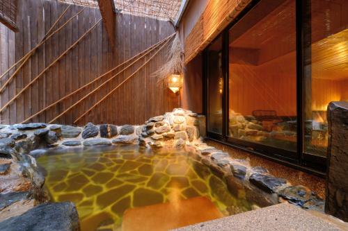 仙台多美迎仙台ANNEX酒店的房屋中间的热水浴池