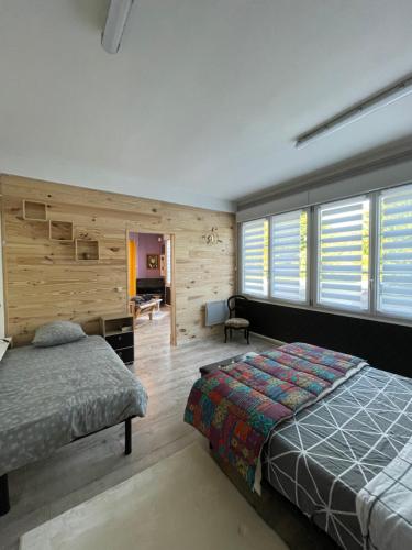 维特里勒弗朗索瓦Chez Léandre的卧室配有一张床、一张书桌和窗户。