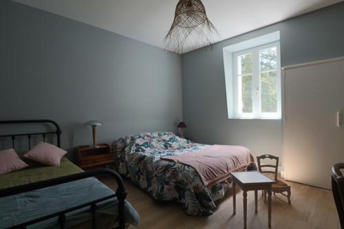 拉布尔布勒Le Gentiane - Villa Chanterive的一间卧室设有两张床和窗户。