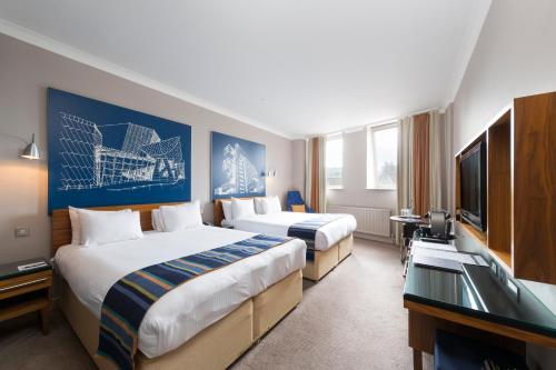 曼彻斯特曼彻斯特市政酒店的酒店客房设有两张床和一台平面电视。