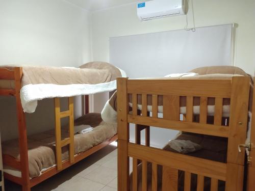 雅卡托镇Libertad的一间客房内配有两张双层床的房间