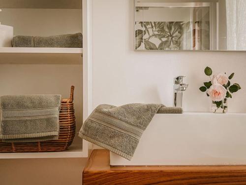 费拉约港Appartamento il Rosmarino的浴室提供毛巾分配器和一篮毛巾