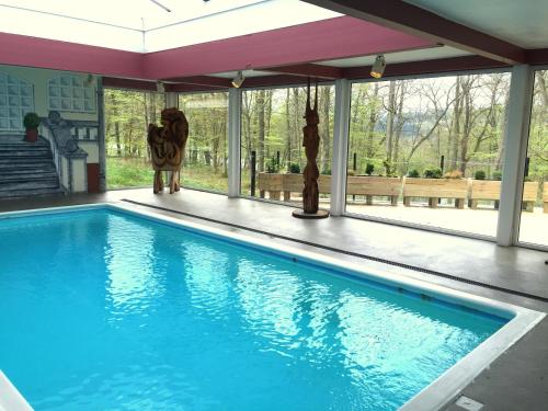斯科平罗尔德斯托克酒店的一座带大窗户的房屋内的游泳池