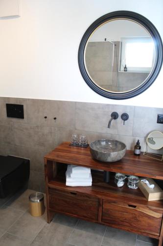 BerghausenEwitsch 13 - Hotel Garni的一间带水槽和镜子的浴室