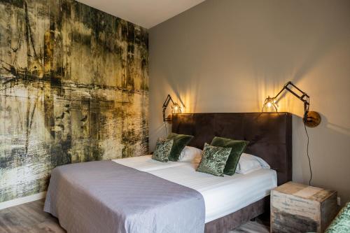 莱斯瓦尔维斯瓦尔德酒店的一间卧室配有一张带木制床头板的床