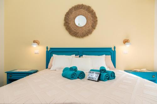 包内伊Appartamento A_Mati a Baunei的一张蓝色的床,上面有两条蓝色的毛巾