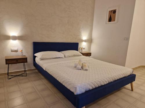 特罗佩阿Hotel - Giardino Marchese D'Altavilla的一间卧室,床上放着两只动物