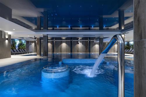 斯克拉斯卡波伦巴Platinum Apartments的一个带水滑梯的大型游泳池