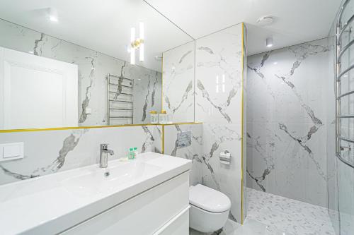 马里扬泊列Modern Loft Apartment w/free parking No.2的白色的浴室设有水槽和卫生间。