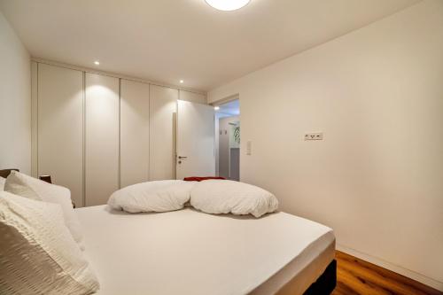 纳图尔诺Appartment Amo的卧室配有一张白色大床