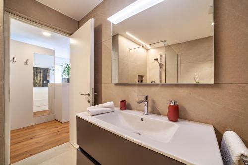 纳图尔诺Appartment Amo的一间带水槽和镜子的浴室