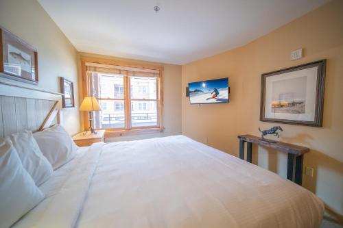 基斯通Buffalo Lodge 8320的卧室设有一张白色大床和一扇窗户。