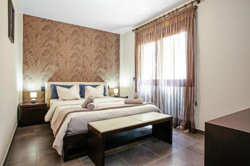 厄尔梅达诺Apartments Alba的一间卧室设有一张大床和一个窗户。