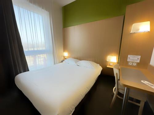 Ars-LaquenexyB&B HOTEL Metz Est Technopole Pôle Santé的一间设有大床和窗户的酒店客房