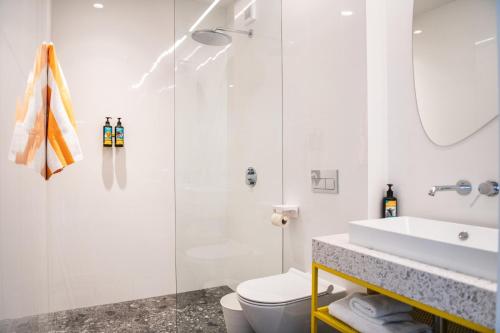 索非亚Hotel Kitchen59的带淋浴、卫生间和盥洗盆的浴室