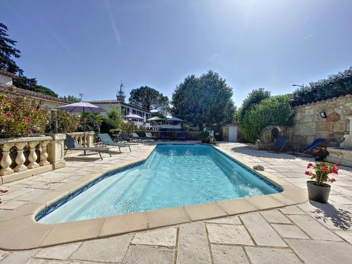 穆然Les villas du Golf Mougins的庭院内的游泳池,带庭院