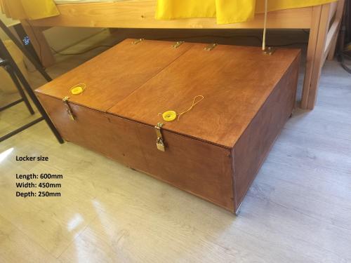 克拉科夫Evergreen Hostel Krakow的一张桌子旁的地板上木箱