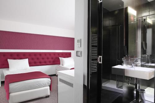 贝尔格莱德诺瓦城加尼精选酒店的一间带床、水槽和淋浴的浴室