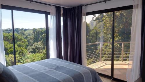 迦太基Casa de montaña Arisa的一间卧室设有一张床和一个大窗户