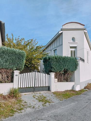 蒙特龙莱班Appartement dans maison atypique的房屋前的白色围栏