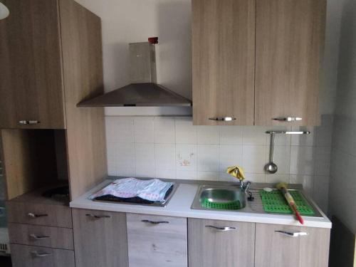 Appartamento a 50mt dal mare的厨房或小厨房