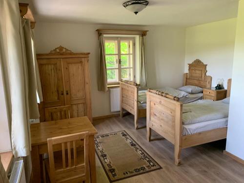 KrompachNa Vyhlídce的一间卧室设有两张床、一张桌子和一个窗口