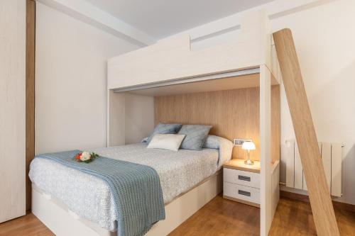 Llinars del VallèsArmonia completa的小卧室配有带梯子的双层床