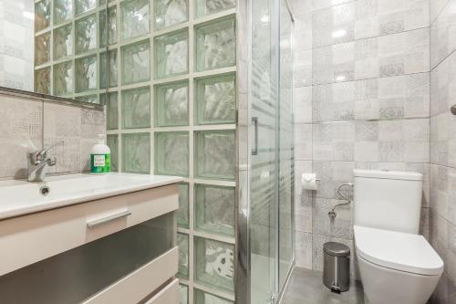 Llinars del VallèsArmonia completa的一间带卫生间和玻璃淋浴间的浴室
