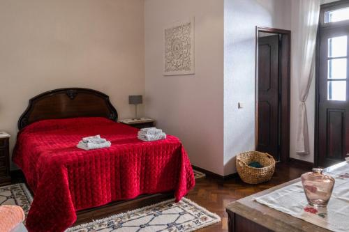 卡马拉-德洛布什Sunset House的一间卧室配有红色的床和红色毯子