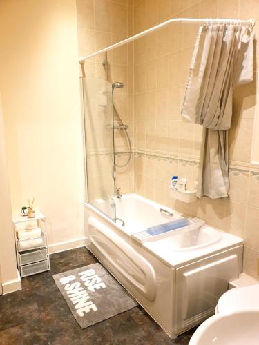 伯明翰Platinum Apartment Birmingham- Free Secure Parking- Fast Fibre Wi-Fi的带淋浴、浴缸和卫生间的浴室