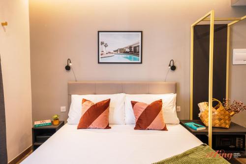圣朱利安斯Spinola Stays的一间卧室配有带白色床单和橙色枕头的床。