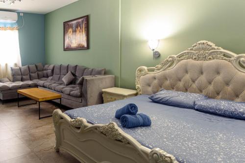 特拉维夫Central Laguardia Hotel的一间卧室配有一张带蓝色枕头的床