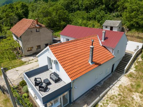 KrupaHoliday House Zrmanja Vrelo的享有橙色屋顶房屋的空中景致