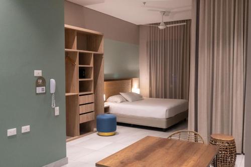 伊瓦格FR Hotel的卧室配有一张床和一张桌子