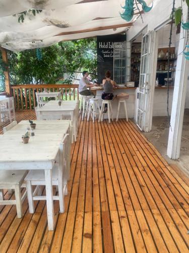 圣克鲁斯拉拉古纳Los Elementos的木制甲板上配有白色桌椅的庭院